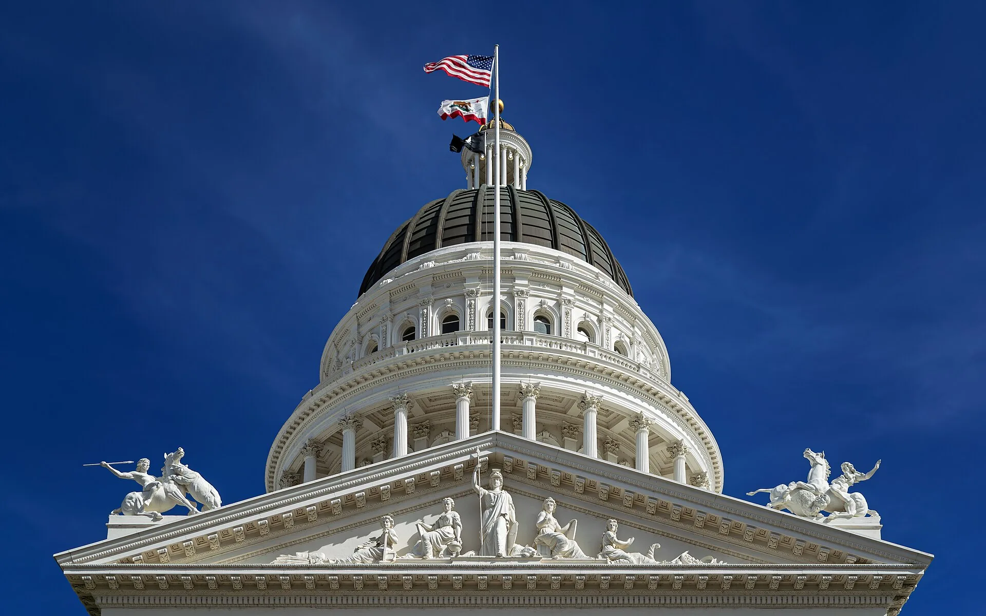 White neoclassical California State Capitol dome